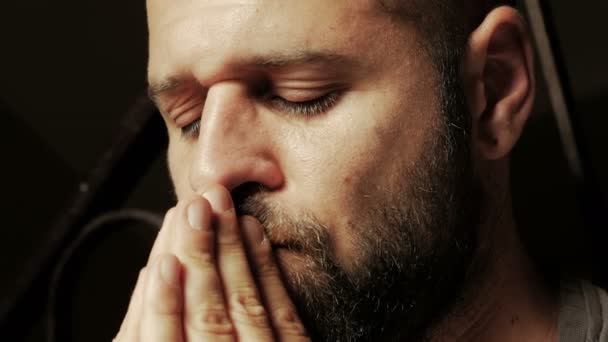 Young man praying for his sick mother — Stock video