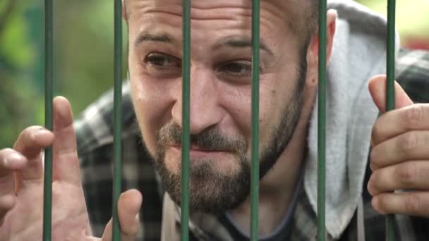 Заключенный в тюрьму отчаянный человек плачет — стоковое видео