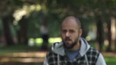 parkta yürüyen adam onu üzen bir şey görür