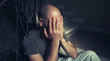  kel adam başını onun elinde ağlayarak ateş