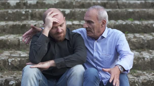 Father talking and consoling her son who lost his job — Αρχείο Βίντεο