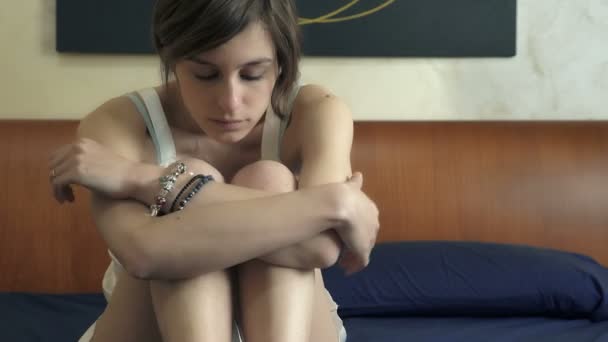 Сексуальная женщина, брошенная на кровати — стоковое видео