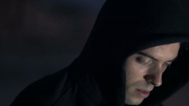 Karanlıkta genç hacker