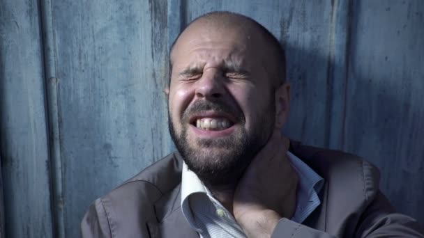 Homme qui a perdu son emploi, seul pleure appuyé contre le mur — Video