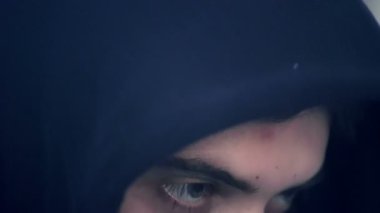  mavi göz çocuk bakan detay