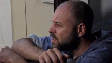 üzgün adam ve özlemle vasıl belgili tanımlık pencere endişeli görünüyor