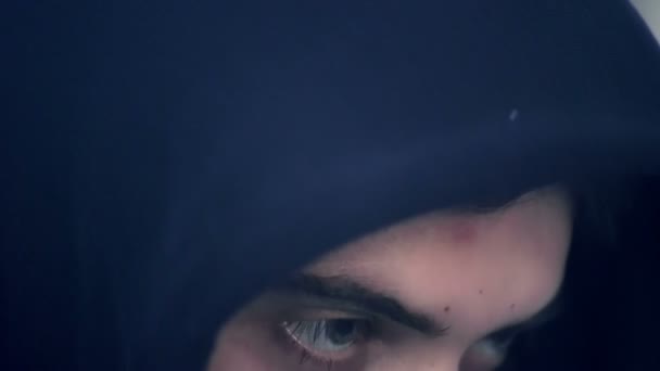 Detalhe de olho azul menino espreitando — Vídeo de Stock