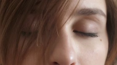  güzel ve seksi kadın onun gözlerini açar