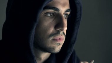sigara sigara düşünme gelecek stratejisi hakkında bir kukuleta ile genç hacker