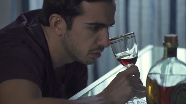 Homem sozinho está bêbado bebendo vinho tinto — Vídeo de Stock