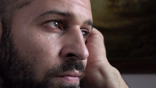 Hombre deprimido con barba reflexiona tristemente sobre su historia de amor excesivo — Vídeo de stock