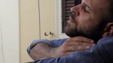 bir arama için bekleniyor çünkü günbatımında gergin kontrast adam