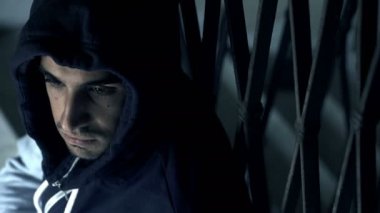 genç adamla dalgın: hood