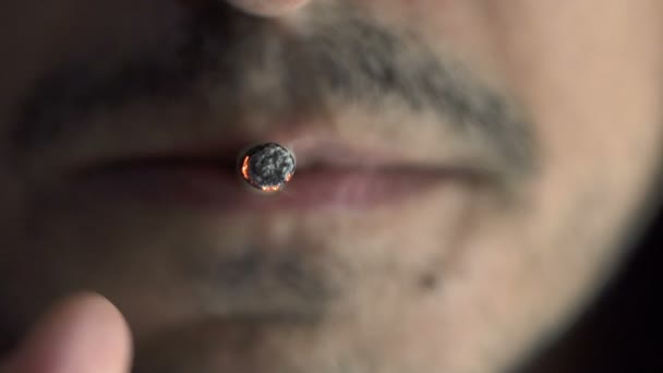 Detalle de la boca del hombre mientras fuma y enciende un cigarrillo — Vídeo de stock