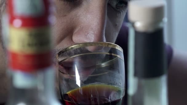 Подробности пьяного человека медленно пить стакан ликера — стоковое видео