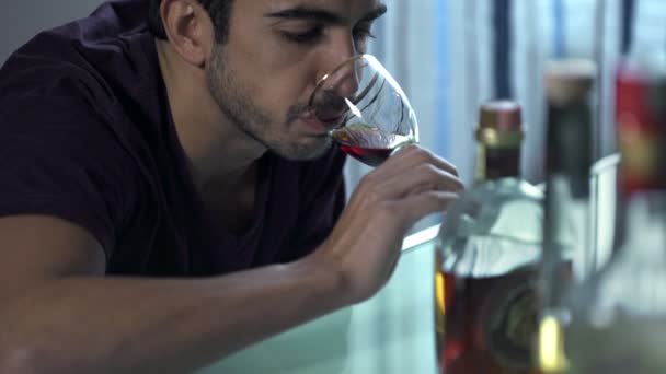 Pijany mężczyzna sam kolejny kieliszek wina do picia — Wideo stockowe