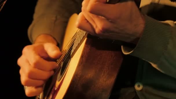 Músico toca ukulele durante a noite — Vídeo de Stock