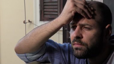  Adamla baş ağrısı, pencereye eğilerek alnını losyonları