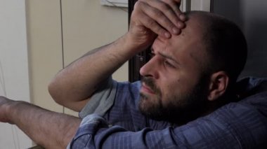  sıkıntılı adam alnını pencereye dokunmadan yansıtır