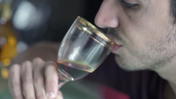 Профиль пьяного человека, пьющего стакан спиртного — стоковое видео