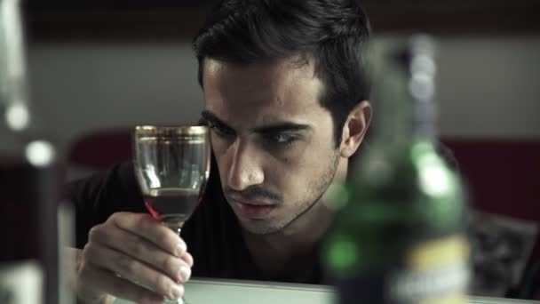 Dronken man onbeheerst probeert niet te drinken het laatste glas van de drank — Stockvideo