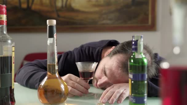 П'яний розлучений чоловік п'є і дивиться на обручку — стокове відео