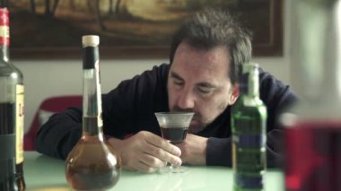 sarhoş adam üzgün ve umutsuz başka bir kadeh şarap içmek