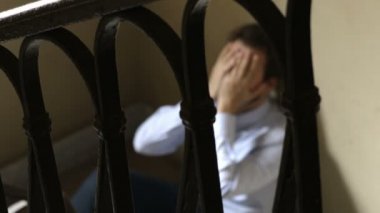  Umutsuzluk bulanık yere oturup iş adamı