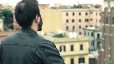 Şehir Manzaralı terasta arkadan adam