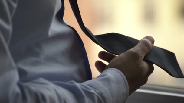 Podnikatel ruka se dotýká kravatu nervózně — Stock video
