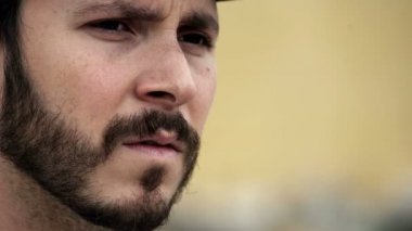  Adamın biri sözlü saldırıyor profil