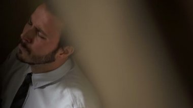  zarif adam kızı için endişe duvara yaslanmış