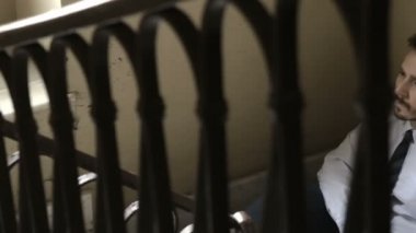 umutsuz genç iş adamı yere çömelme Üstten Görünüm