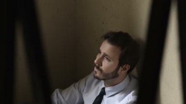 umutsuz genç iş adamı yere çömelme