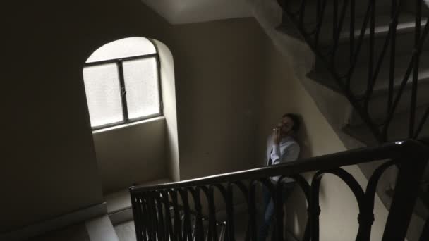 Перерыв бизнесмена: закурить сигарету на лестнице — стоковое видео