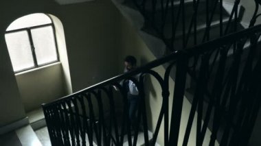  endişeli işadamı merdivenlerde bir sigara