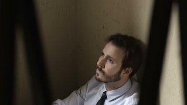  umutsuzluk yerde çömelmiş işadamı