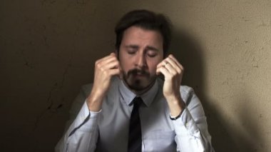  çaresizlik içinde duvara yaslanmış işadamı