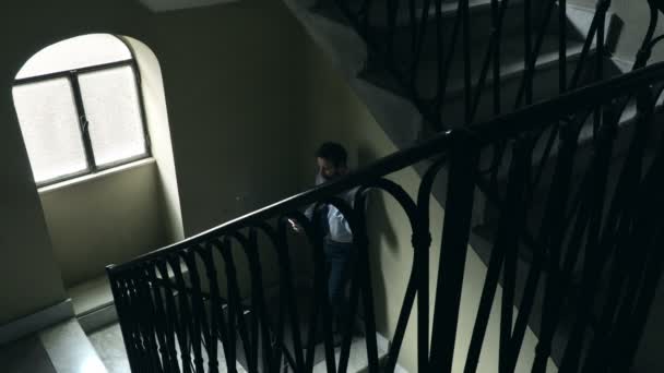 Обеспокоенный бизнесмен курит сигарету на лестнице — стоковое видео