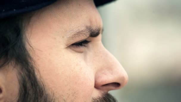 Profilo di bell'uomo con la barba che guarda qualcosa — Video Stock