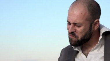 şarap içip sarhoş iş adamı deli gider