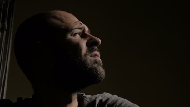Mannen ensam i mörkret tänka intensivt — Stockvideo