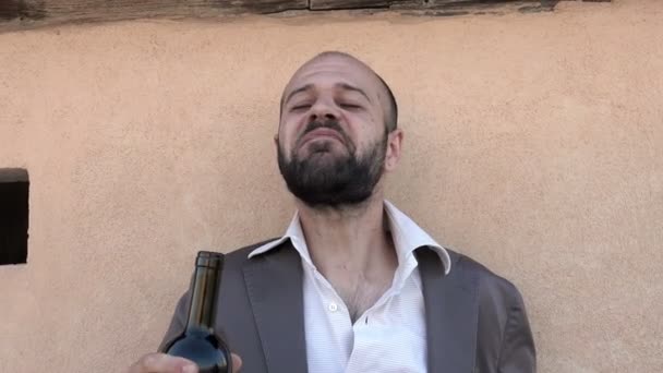 Elegant man gets drunk with wine bottle — Stock Video