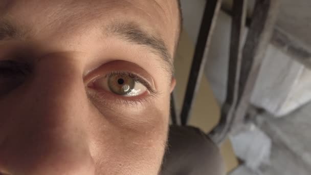 Az ember, aki úgy néz ki, a kamera-makró: zöld szem — Stock videók