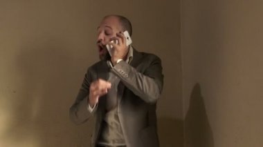 iş adamı merdivenlerden aşağı yürür ve kötü haber telefon alır
