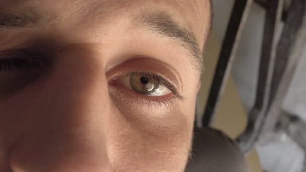 Focus sur les yeux verts du jeune homme — Video