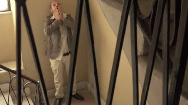  merdivenlerde umutsuz genç Baba