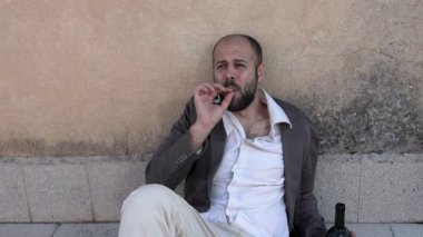  Sadece zemine ateş adam şarapla sarhoş