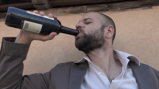 Empresario borracho se pega a la botella de vino — Vídeos de Stock