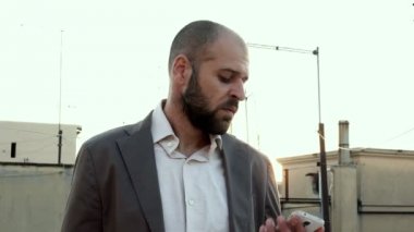  Koca endişeli ve endişeli boşuna karısı çağrı bekler